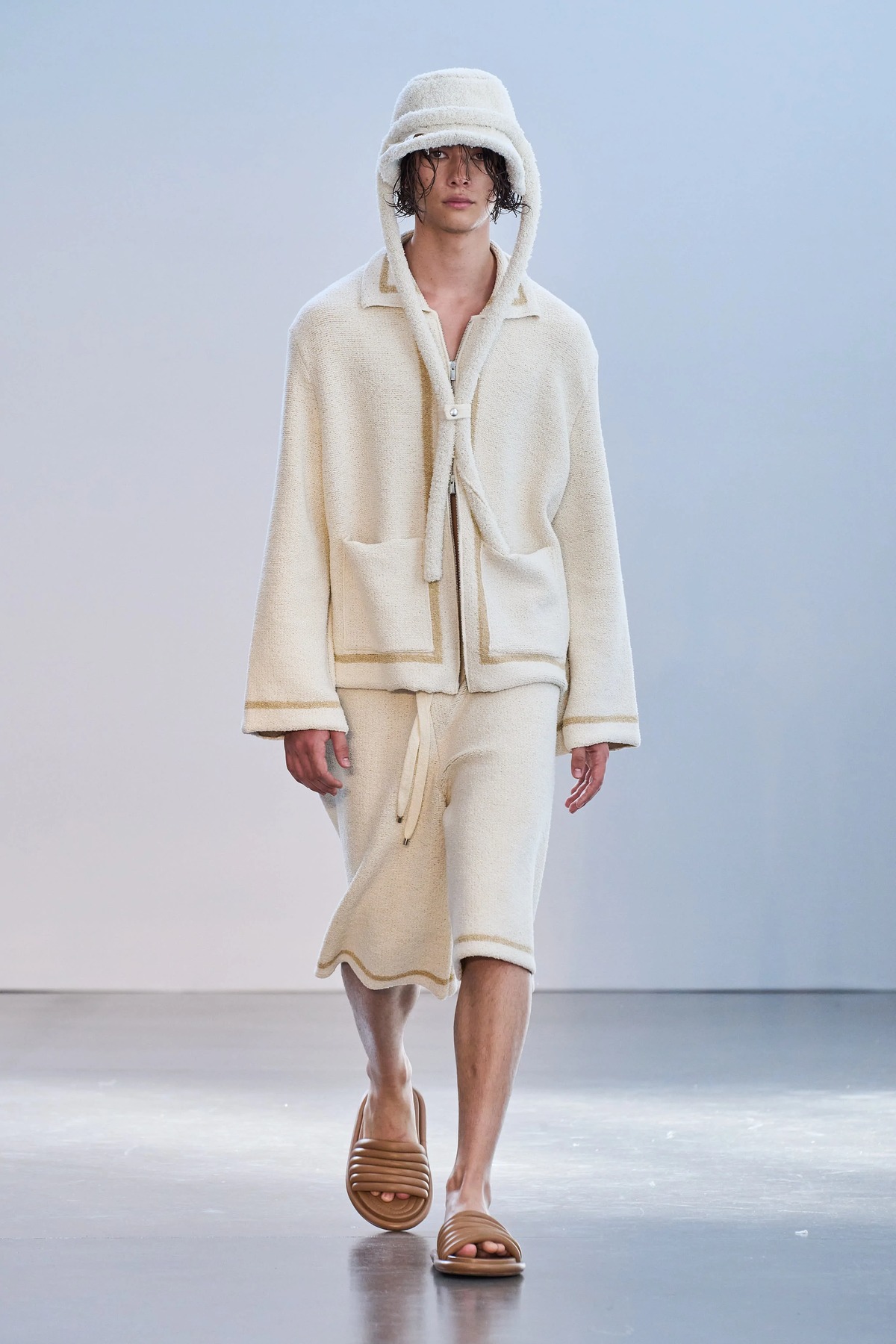 Ivory runway look with a bucket hat, Federico Cina, Salsedine